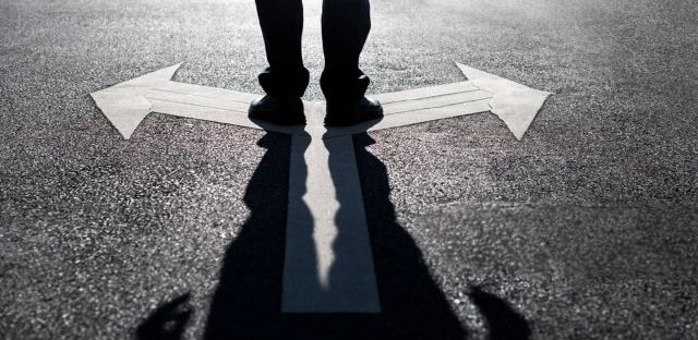 右左で迷う男性の足